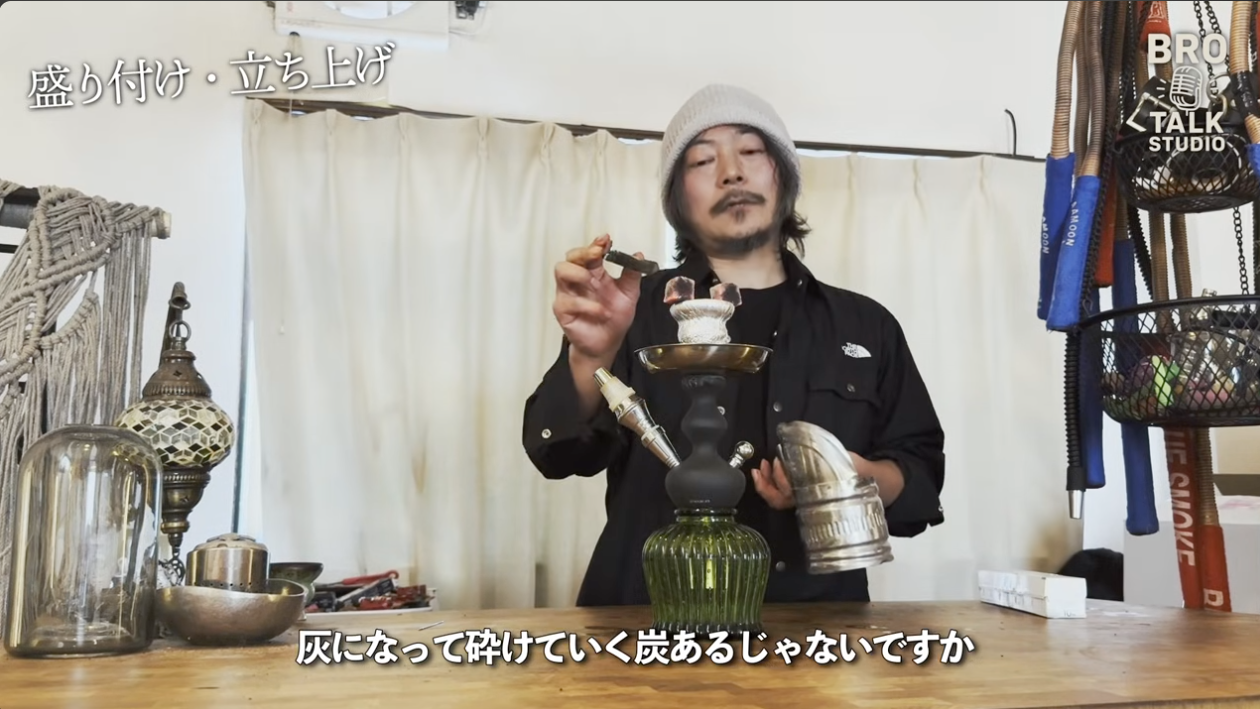 灰になって砕けていく炭